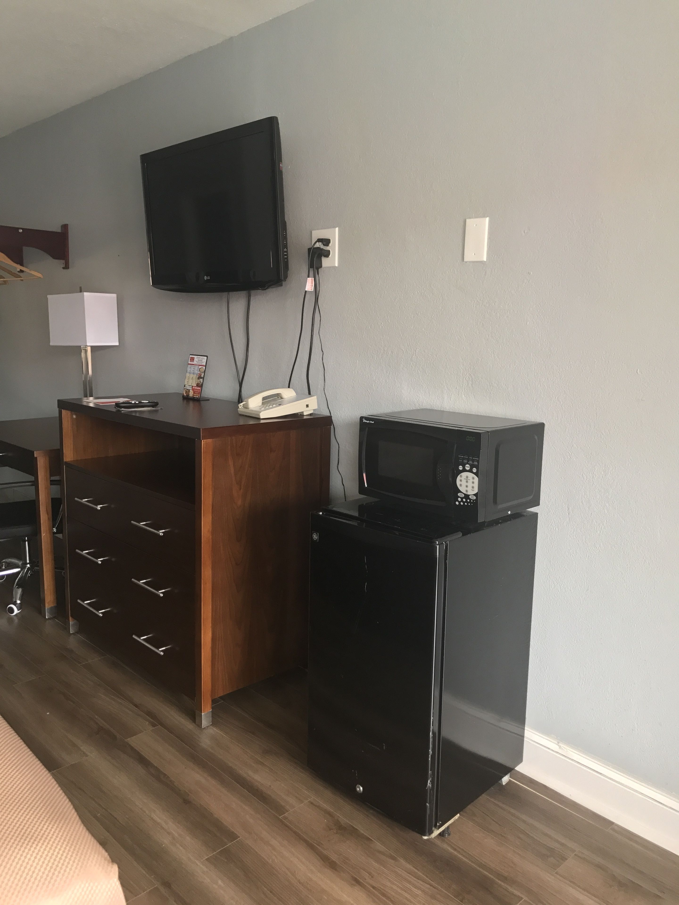 Econo Lodge Inn & Suites I-64 & US 13