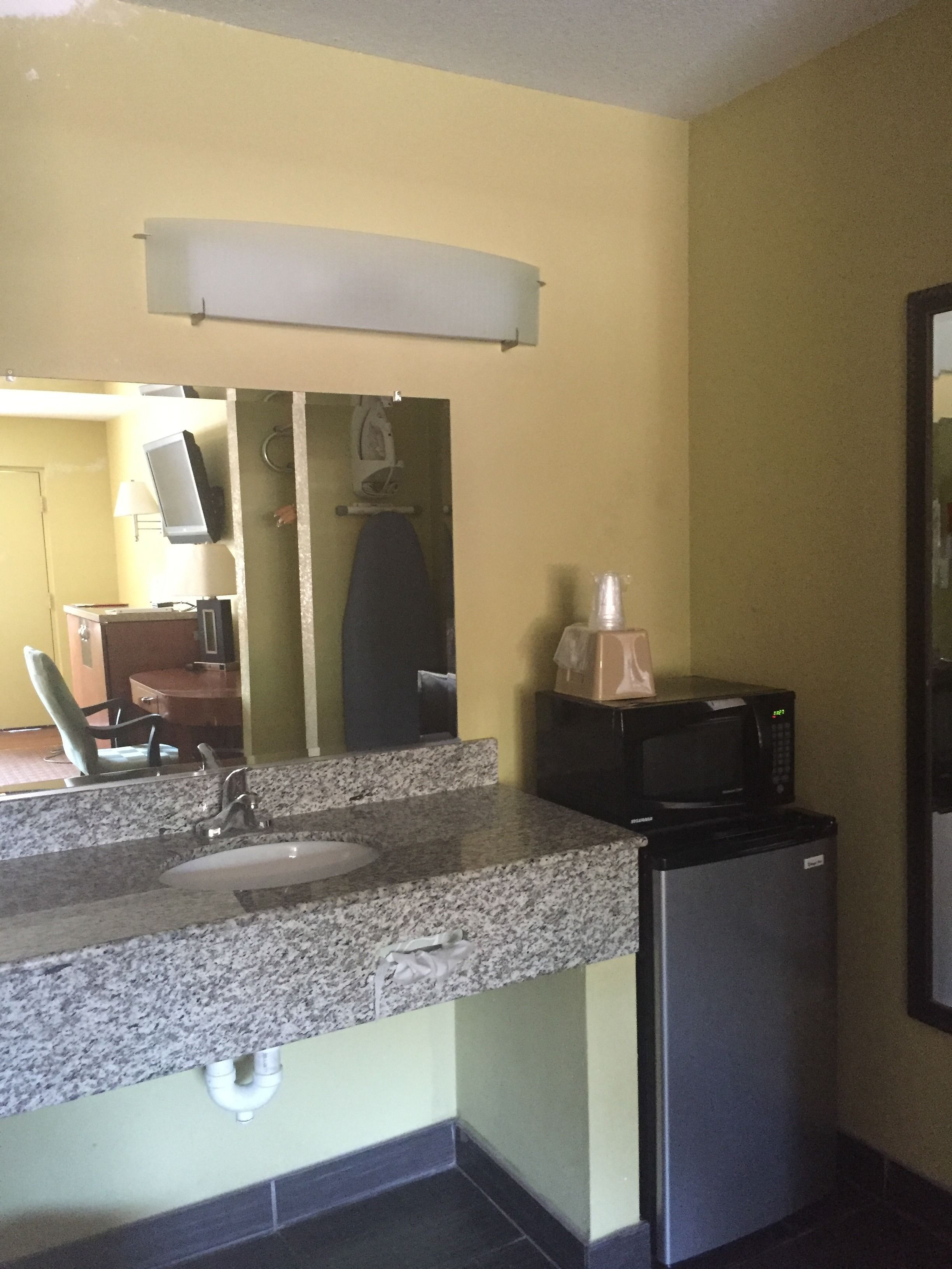 Econo Lodge Inn & Suites I-64 & US 13