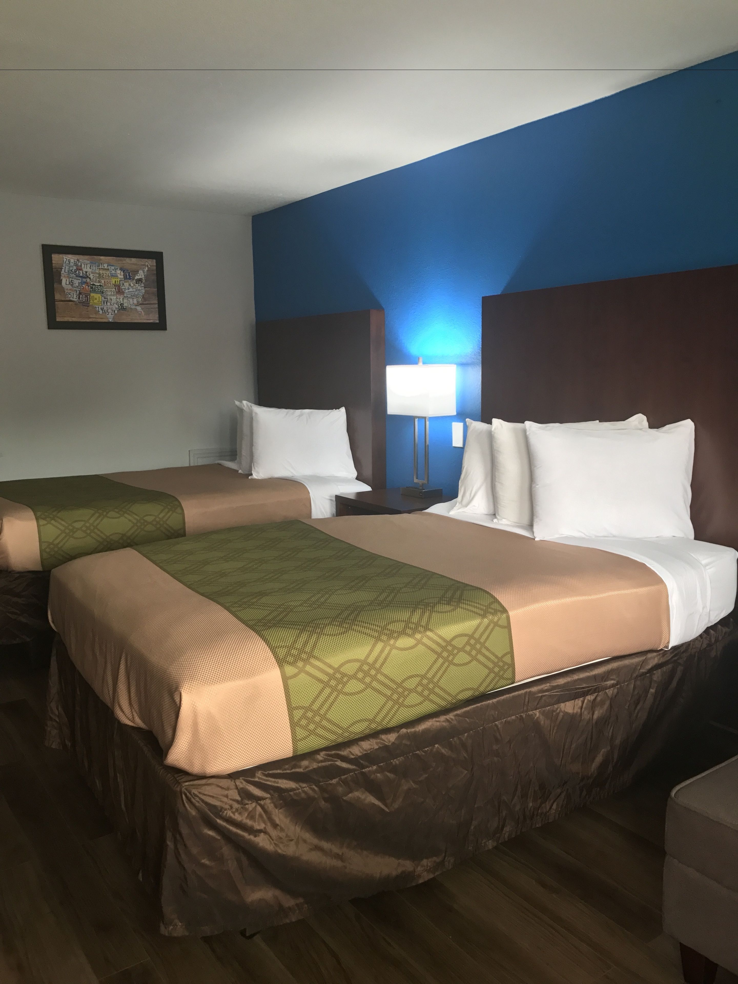 Econo Lodge Inn & Suites I-64 & US 13
