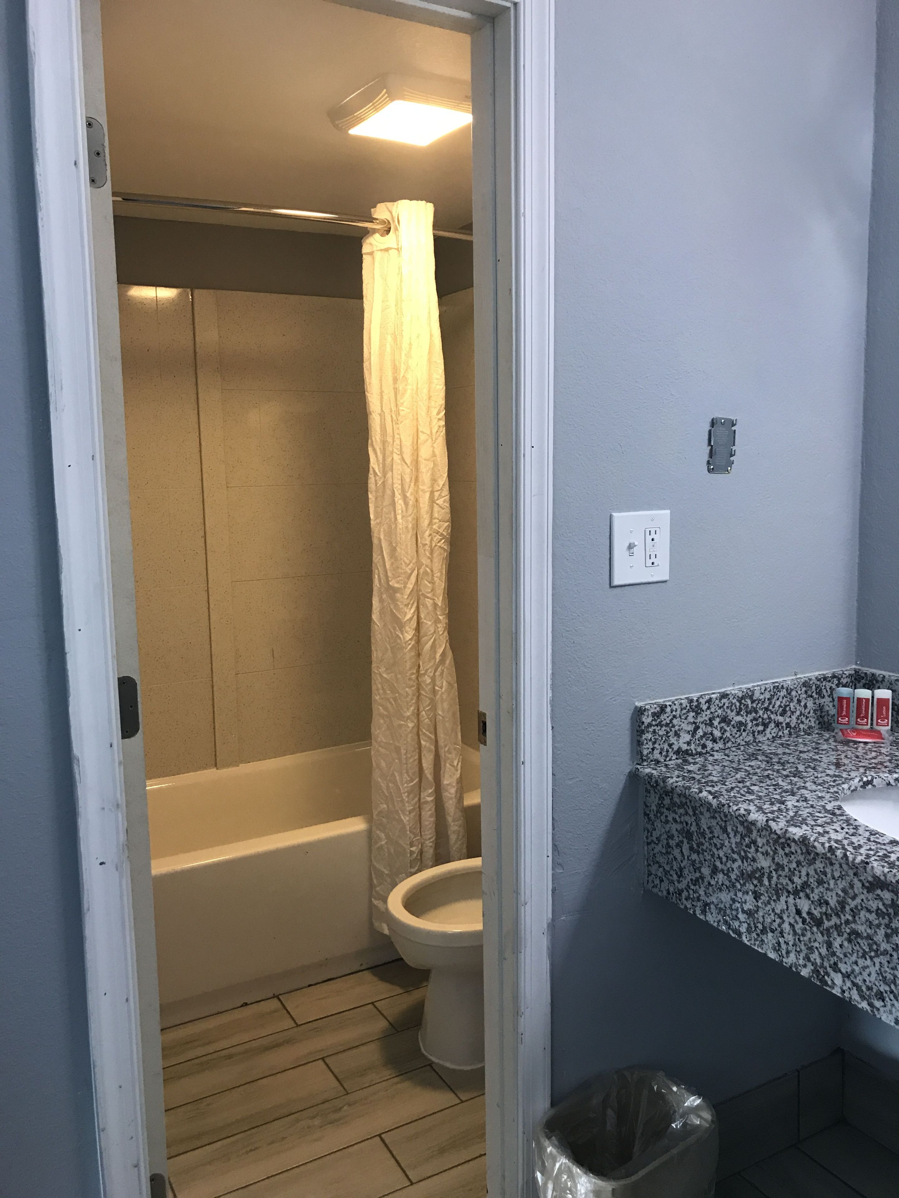 Econo Lodge Inn & Suites I-64 & US 13