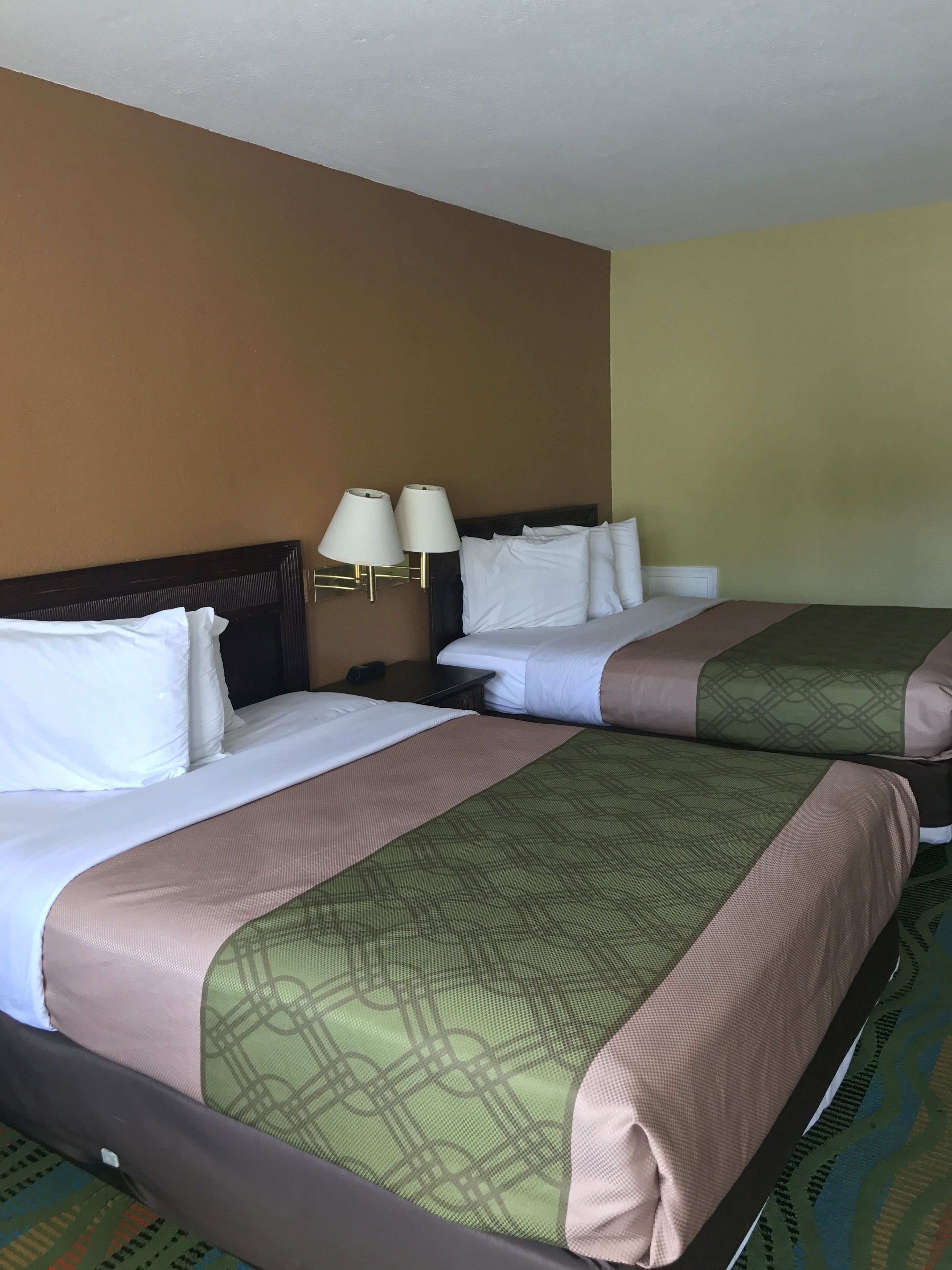 Econo Lodge Inn & Suites I-64 & US 13