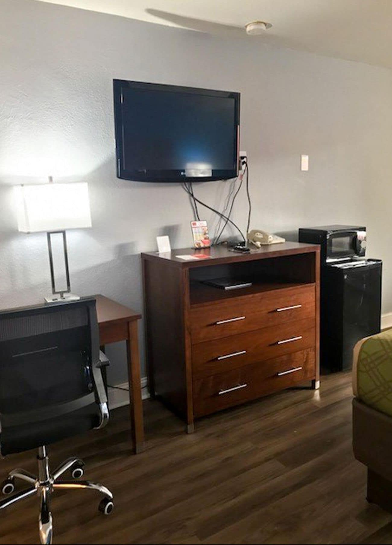 Econo Lodge Inn & Suites I-64 & US 13