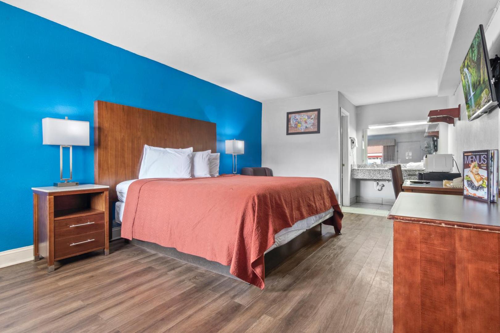 Econo Lodge Inn & Suites I-64 & US 13