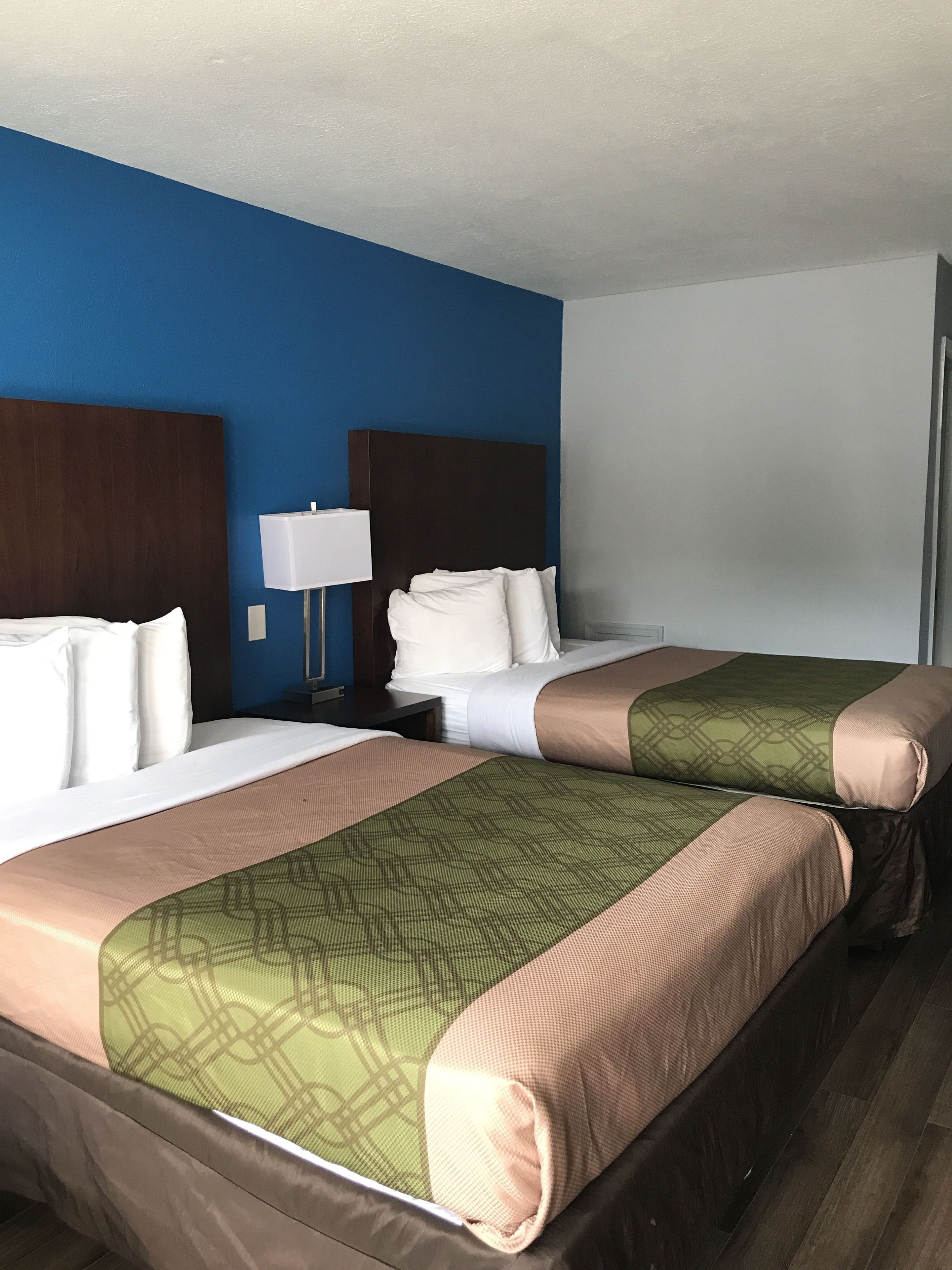 Econo Lodge Inn & Suites I-64 & US 13