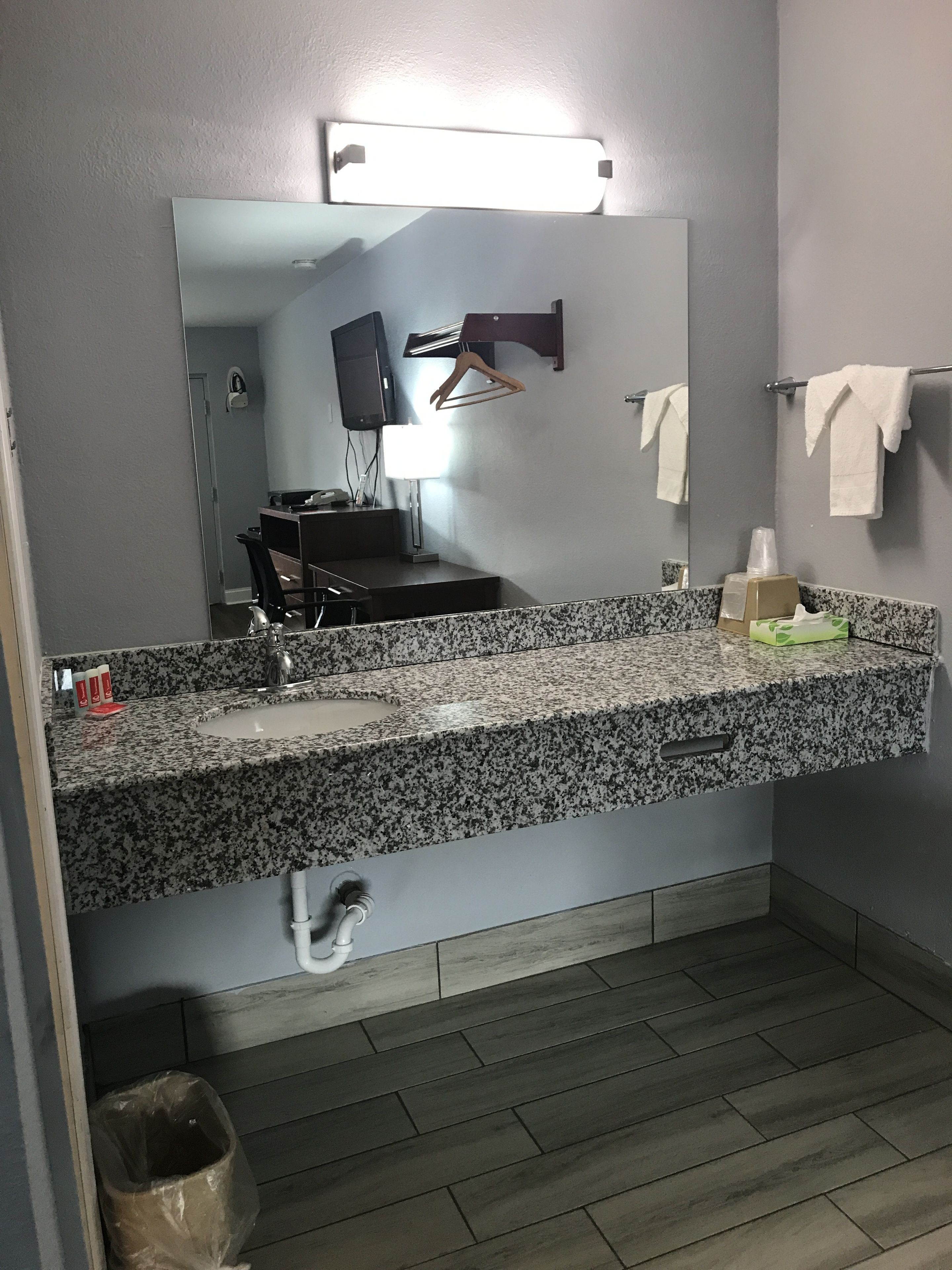 Econo Lodge Inn & Suites I-64 & US 13