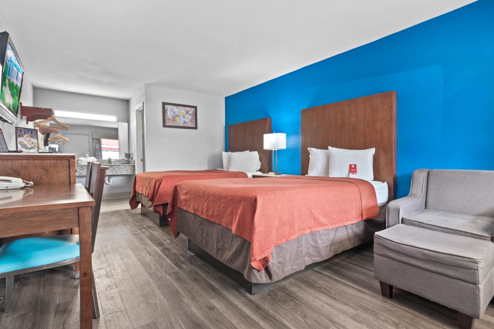 Econo Lodge Inn & Suites I-64 & US 13