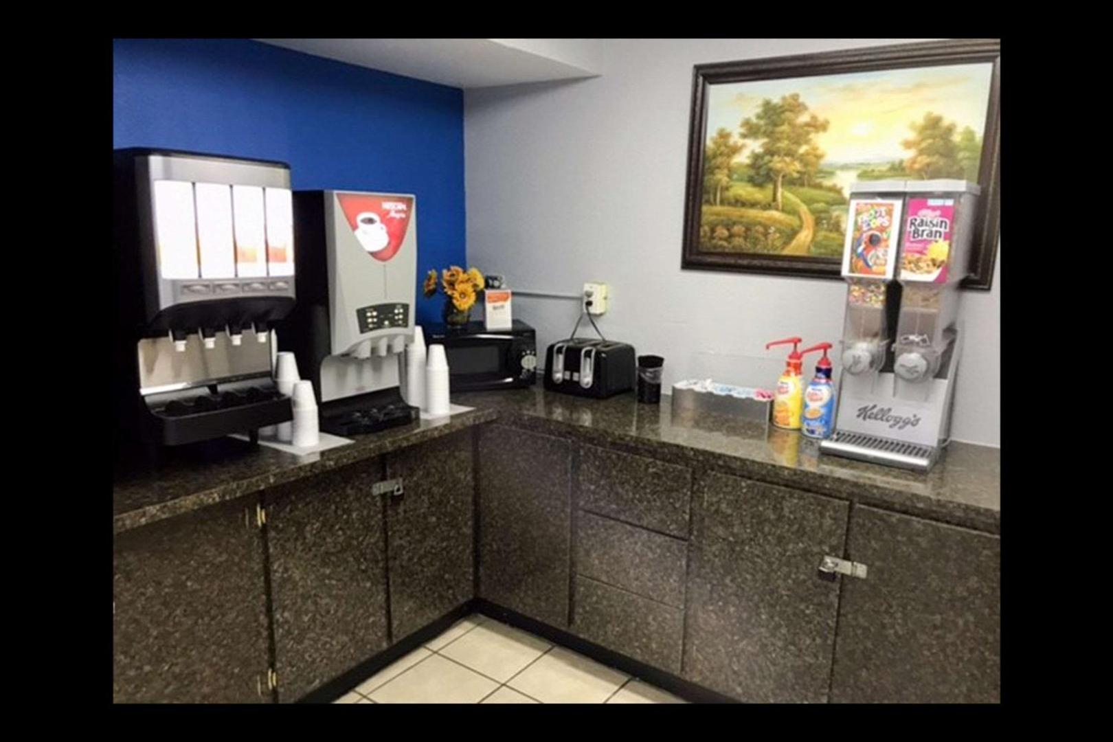 Econo Lodge Inn & Suites I-64 & US 13