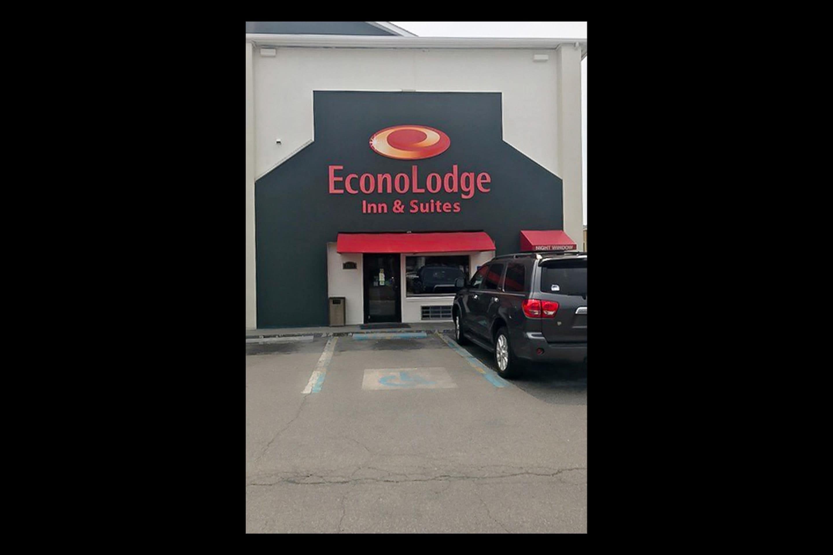 Econo Lodge Inn & Suites I-64 & US 13