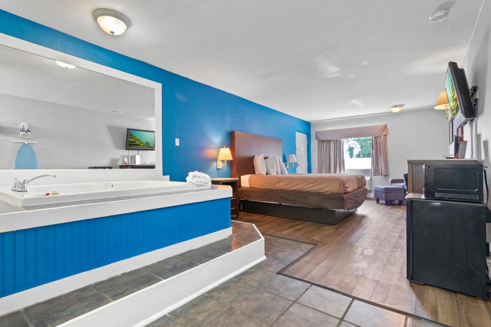 Econo Lodge Inn & Suites I-64 & US 13