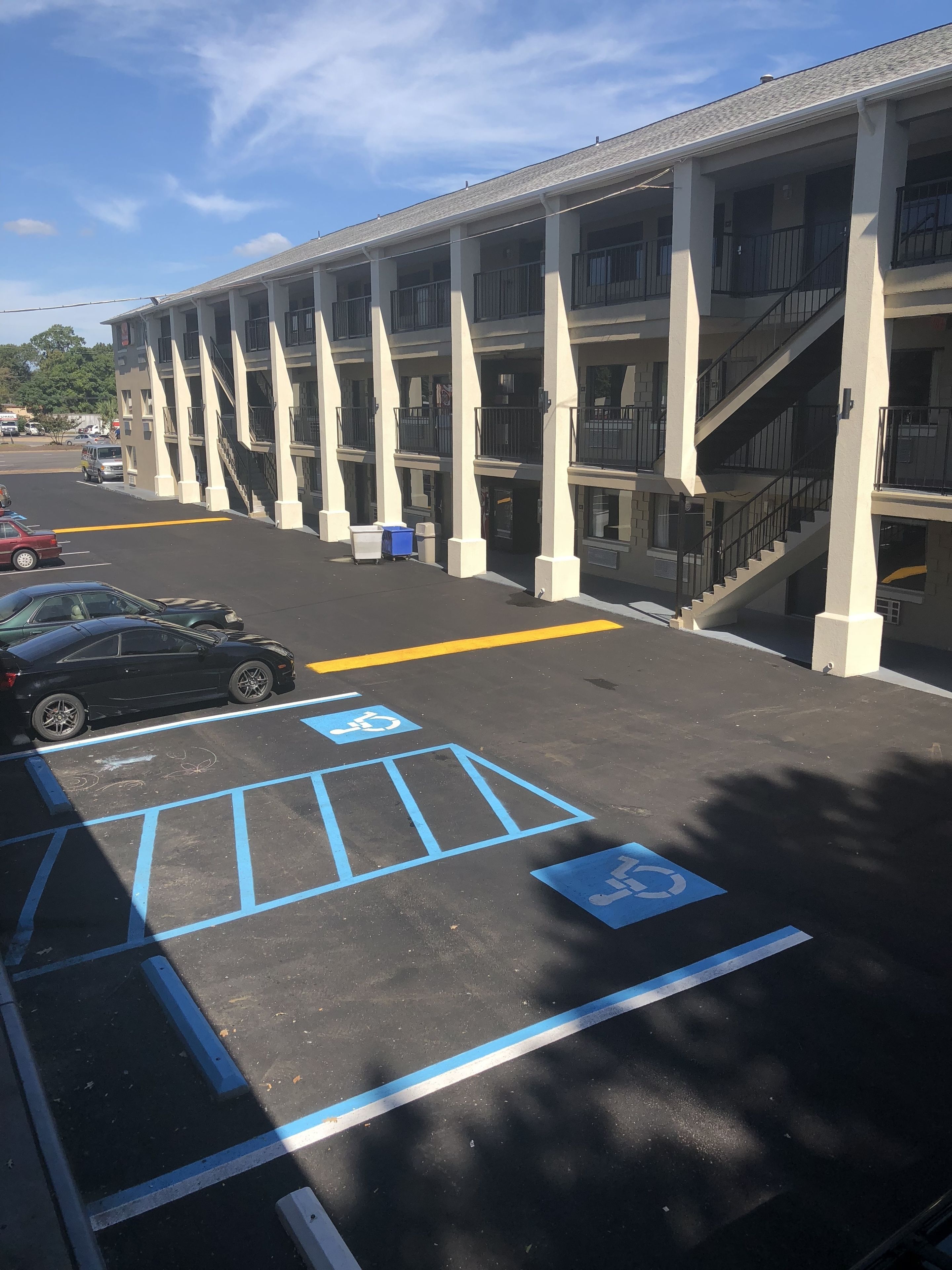 Econo Lodge Inn & Suites I-64 & US 13