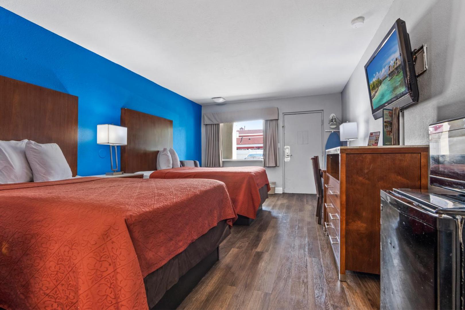 Econo Lodge Inn & Suites I-64 & US 13