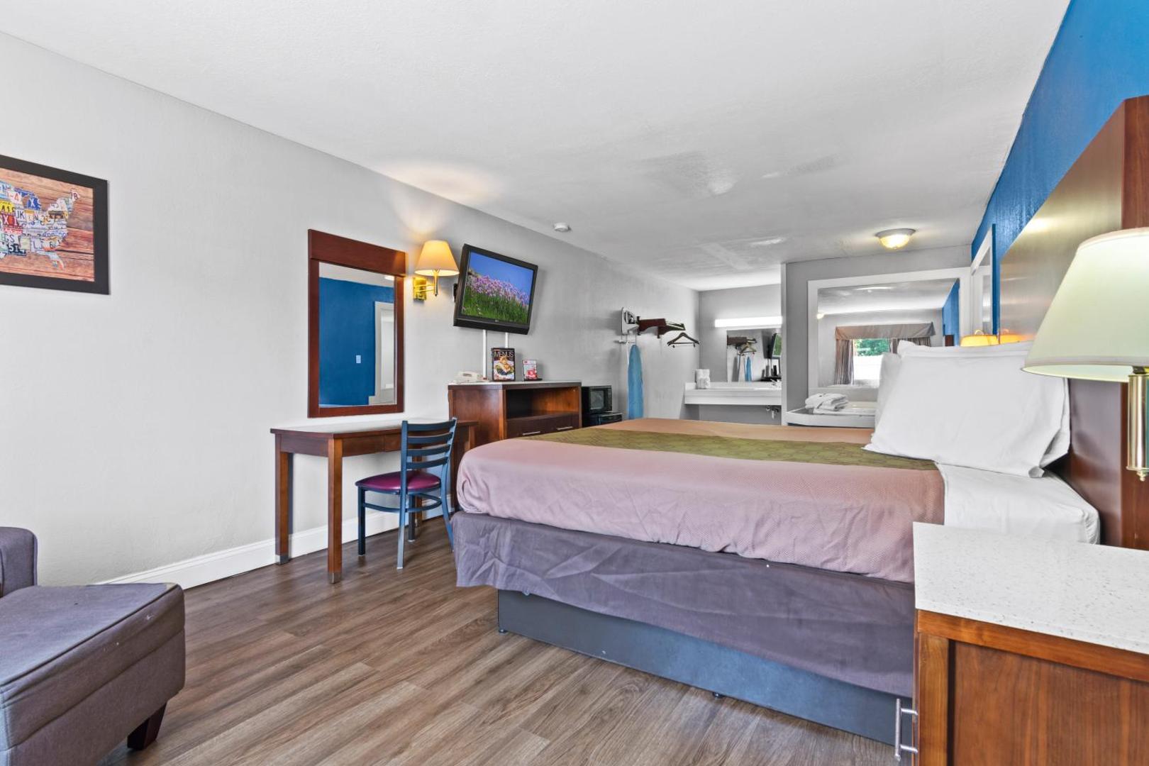Econo Lodge Inn & Suites I-64 & US 13