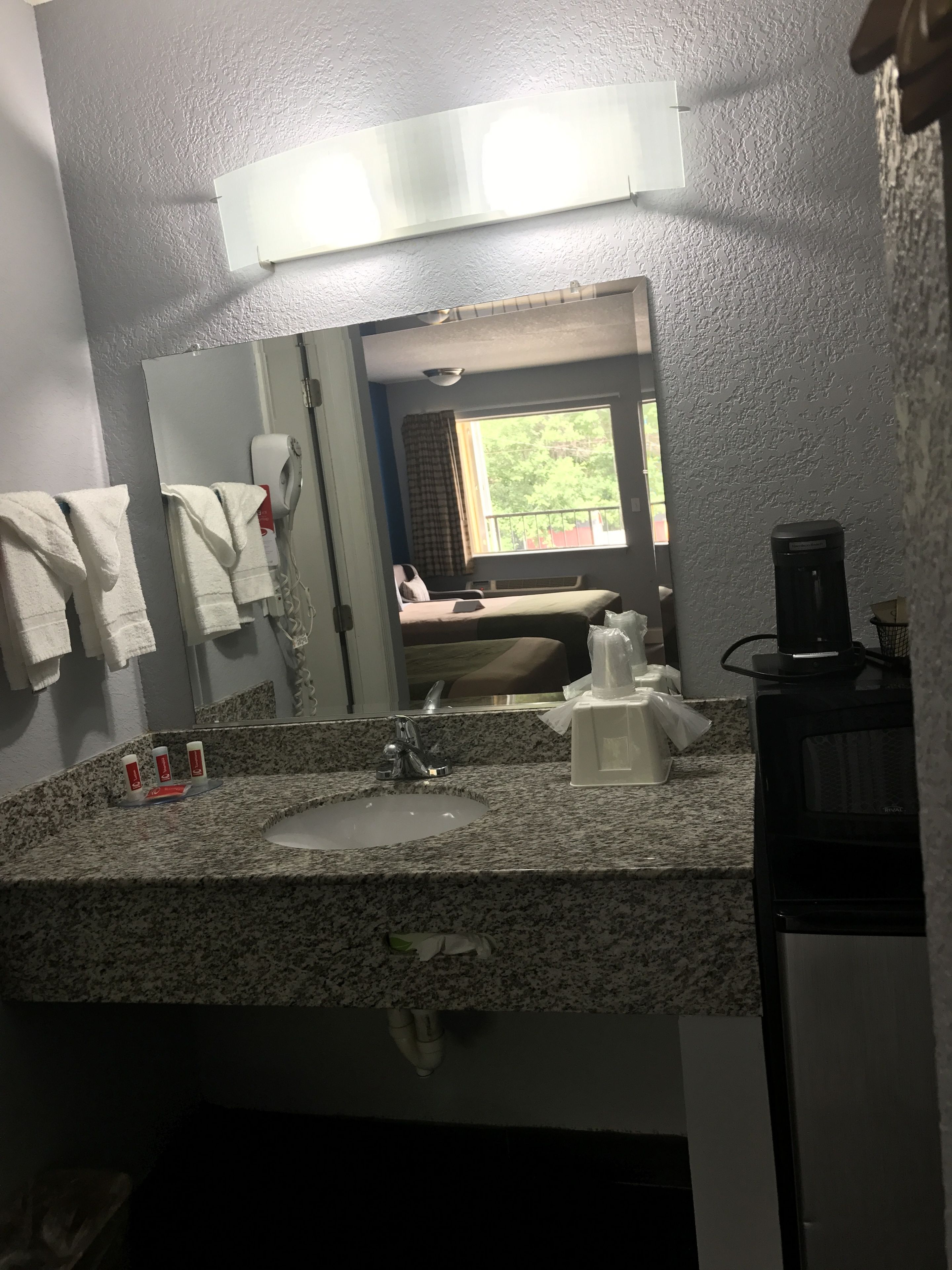 Econo Lodge Inn & Suites I-64 & US 13