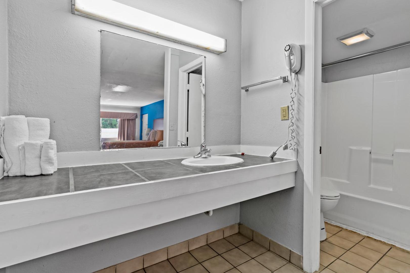 Econo Lodge Inn & Suites I-64 & US 13
