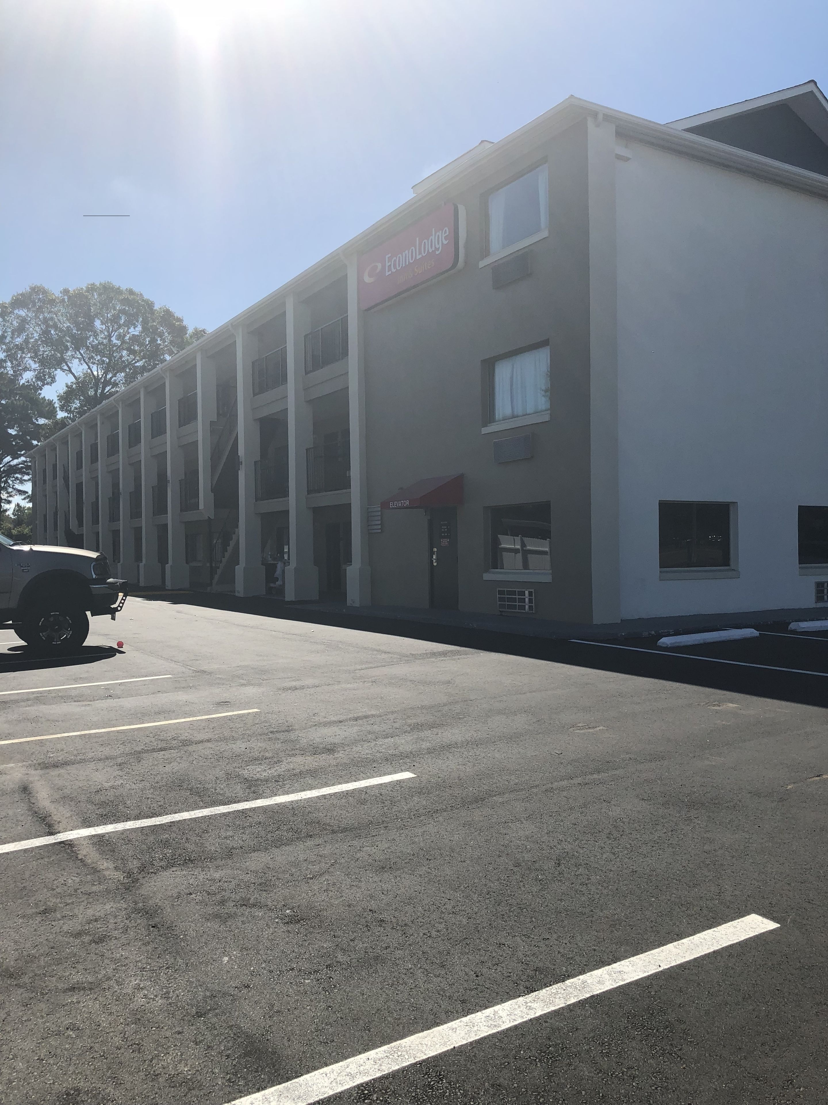 Econo Lodge Inn & Suites I-64 & US 13