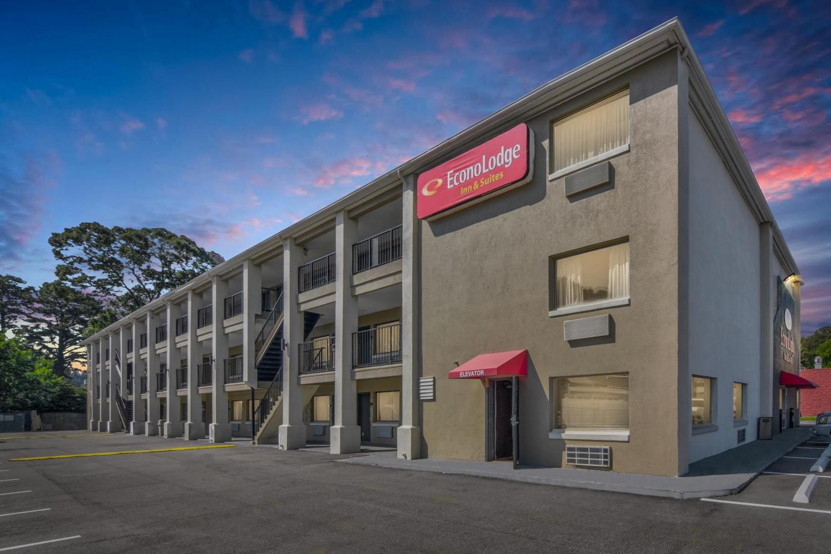 Econo Lodge Inn & Suites I-64 & US 13