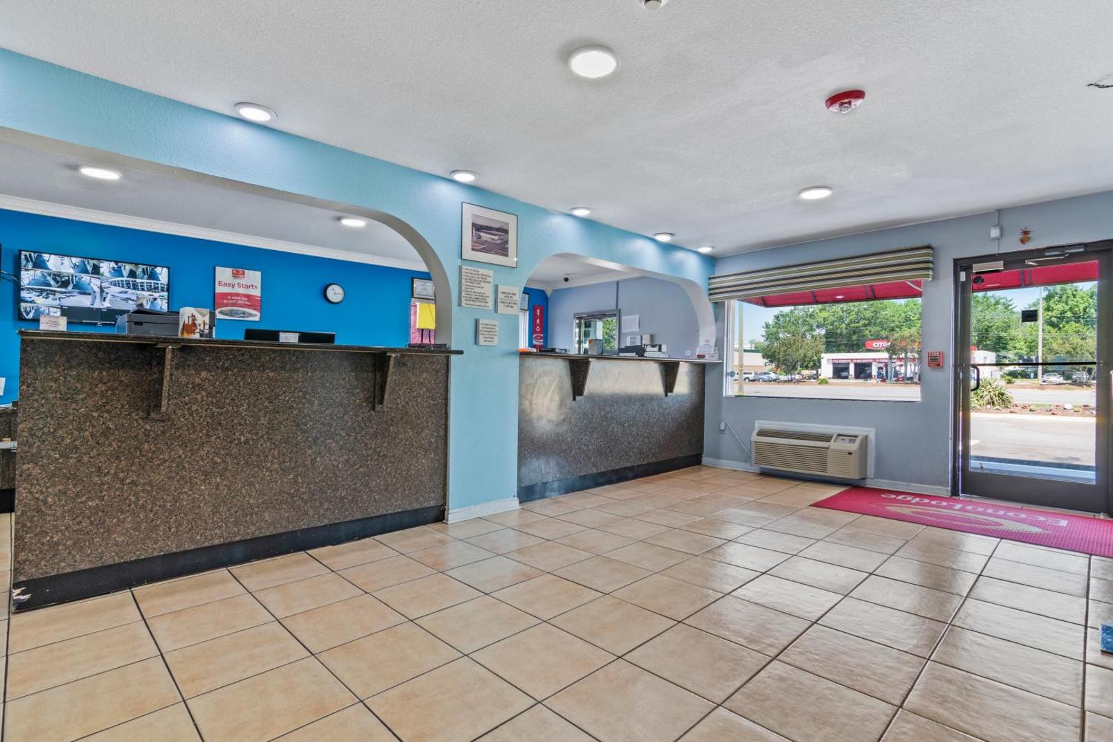 Econo Lodge Inn & Suites I-64 & US 13