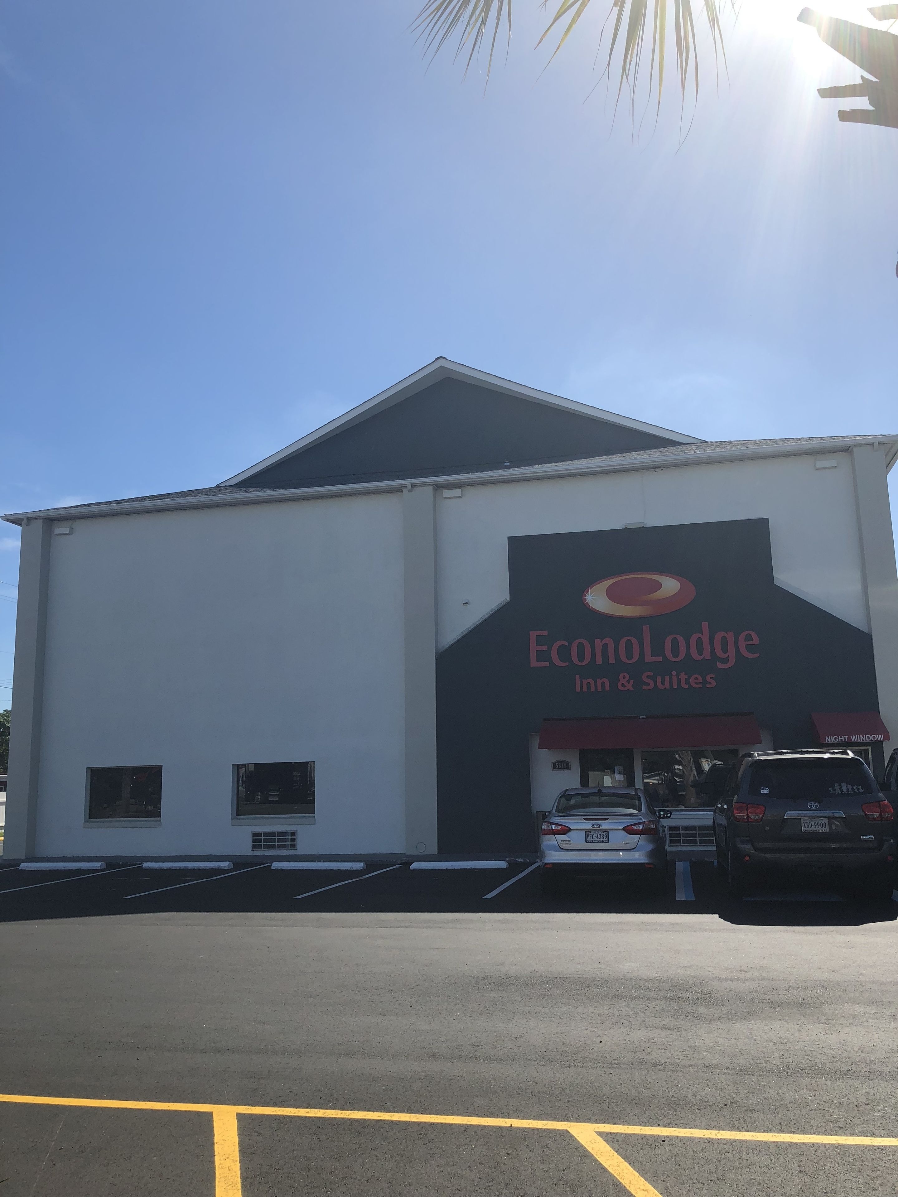 Econo Lodge Inn & Suites I-64 & US 13