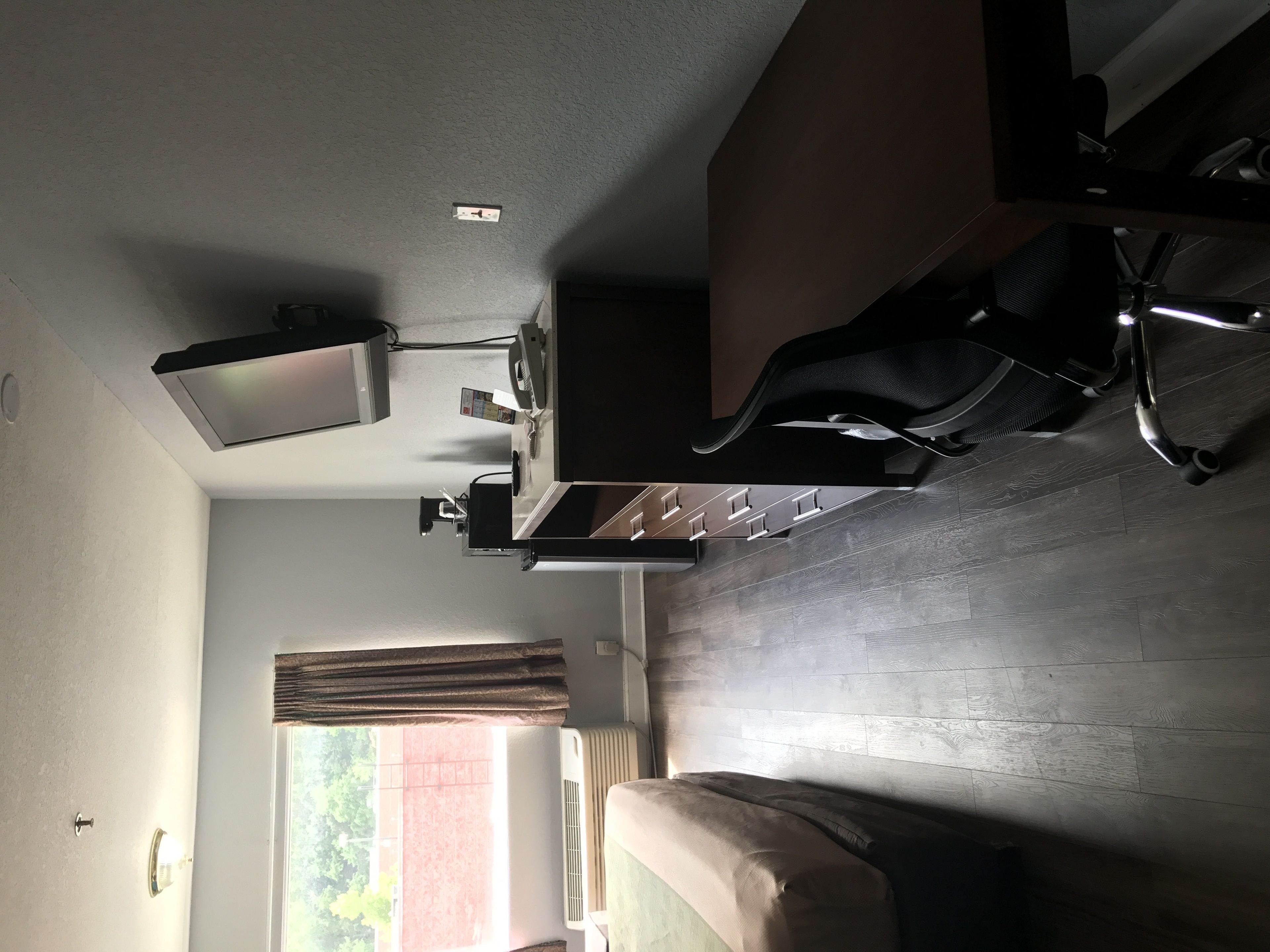 Econo Lodge Inn & Suites I-64 & US 13