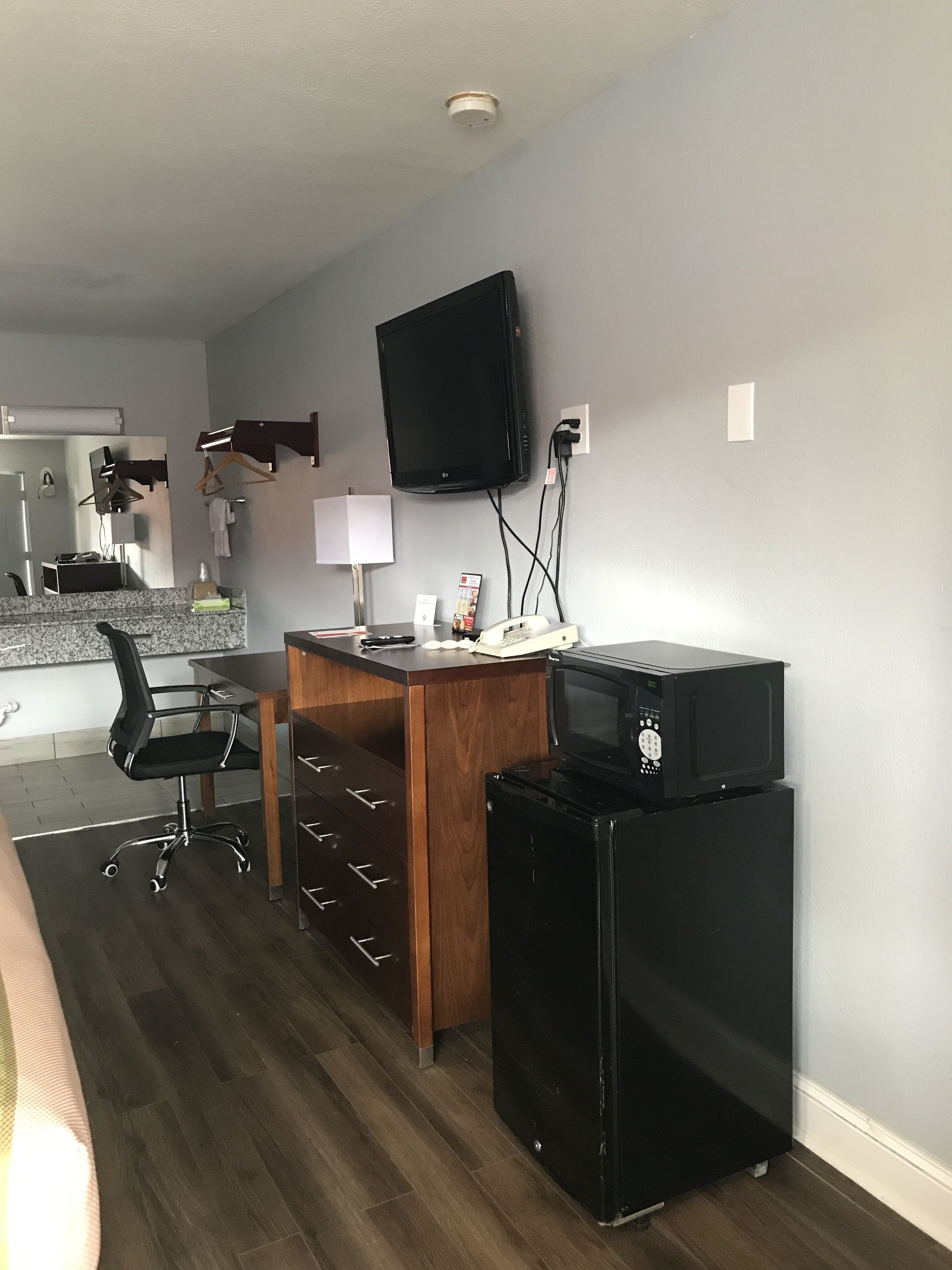 Econo Lodge Inn & Suites I-64 & US 13