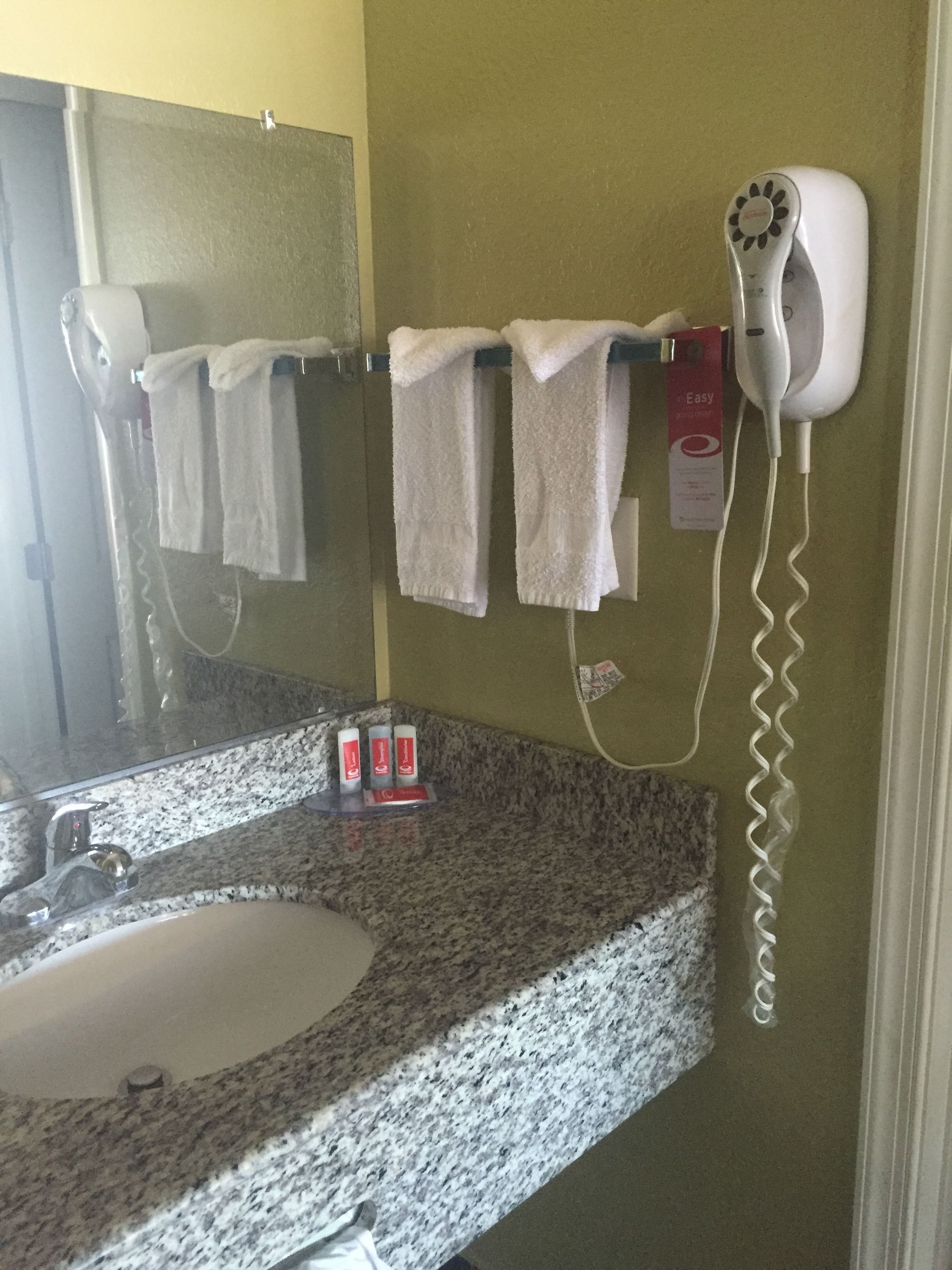Econo Lodge Inn & Suites I-64 & US 13