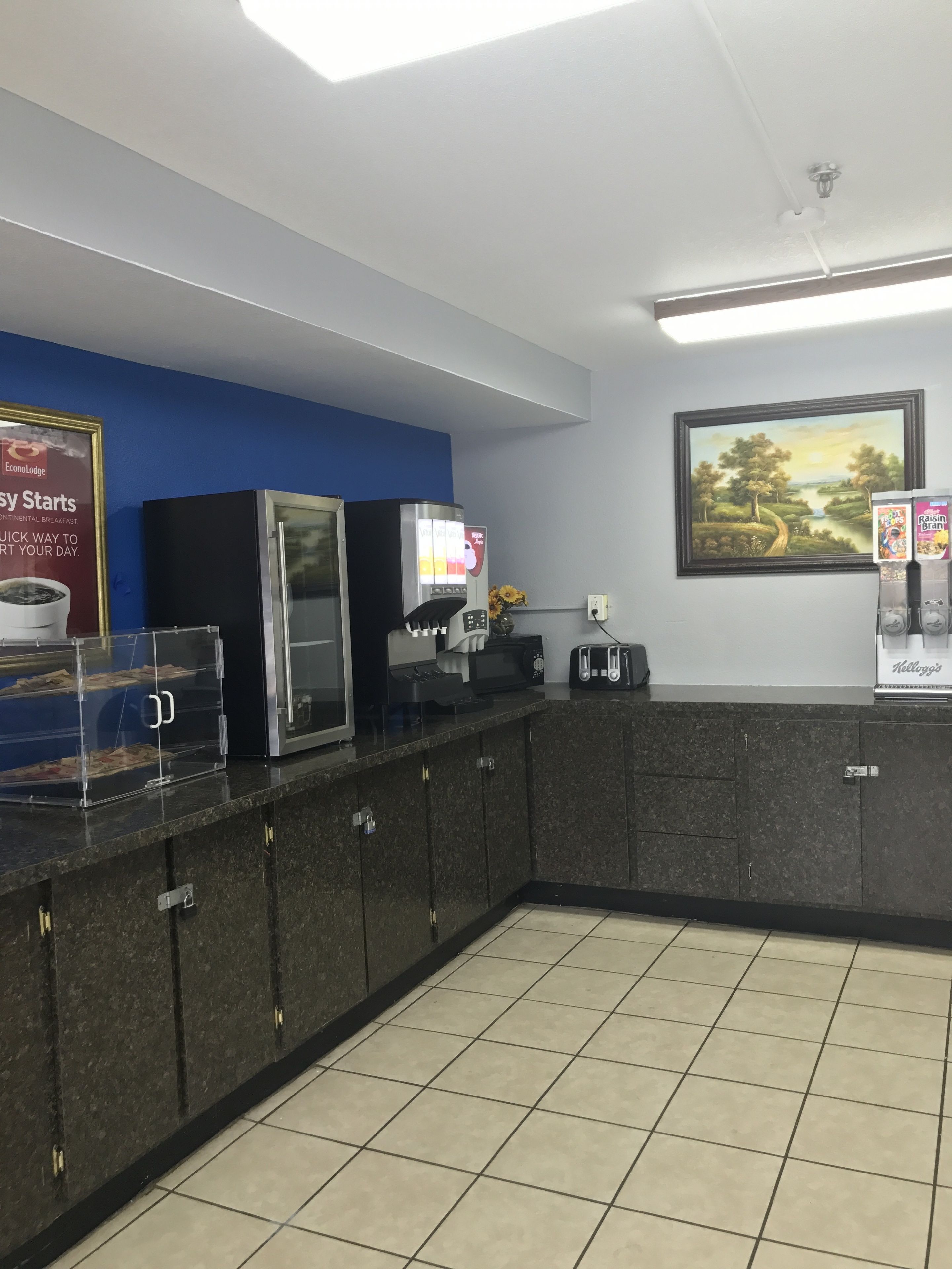 Econo Lodge Inn & Suites I-64 & US 13
