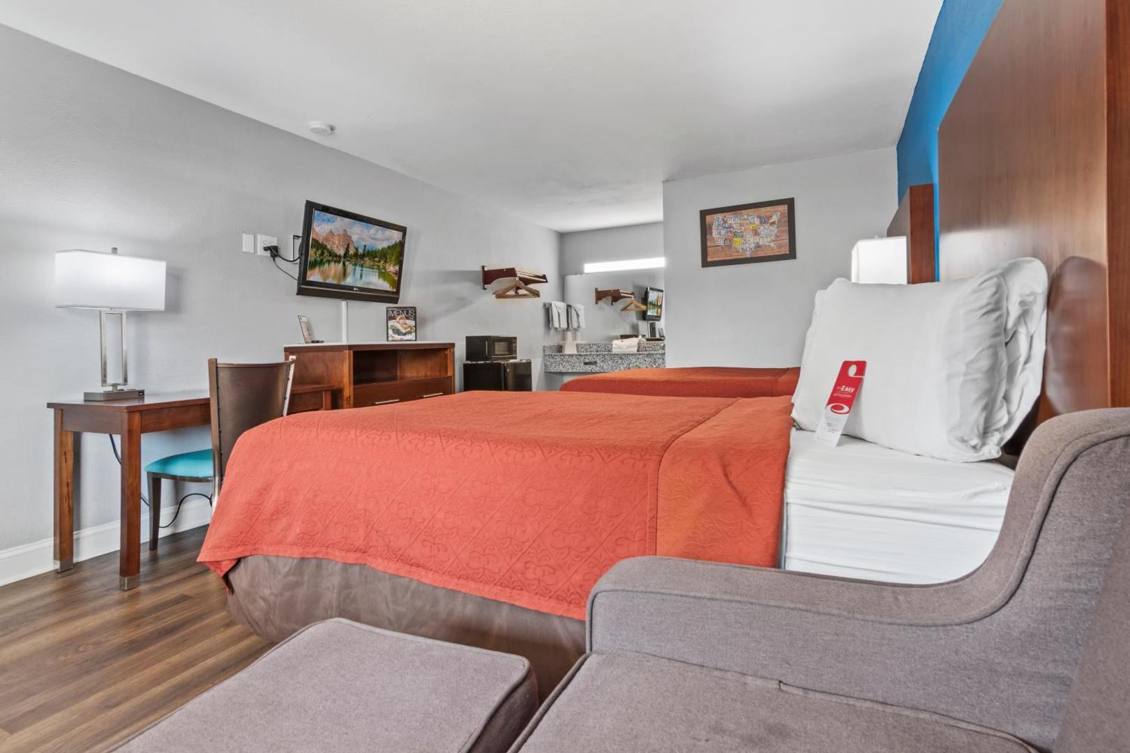 Econo Lodge Inn & Suites I-64 & US 13