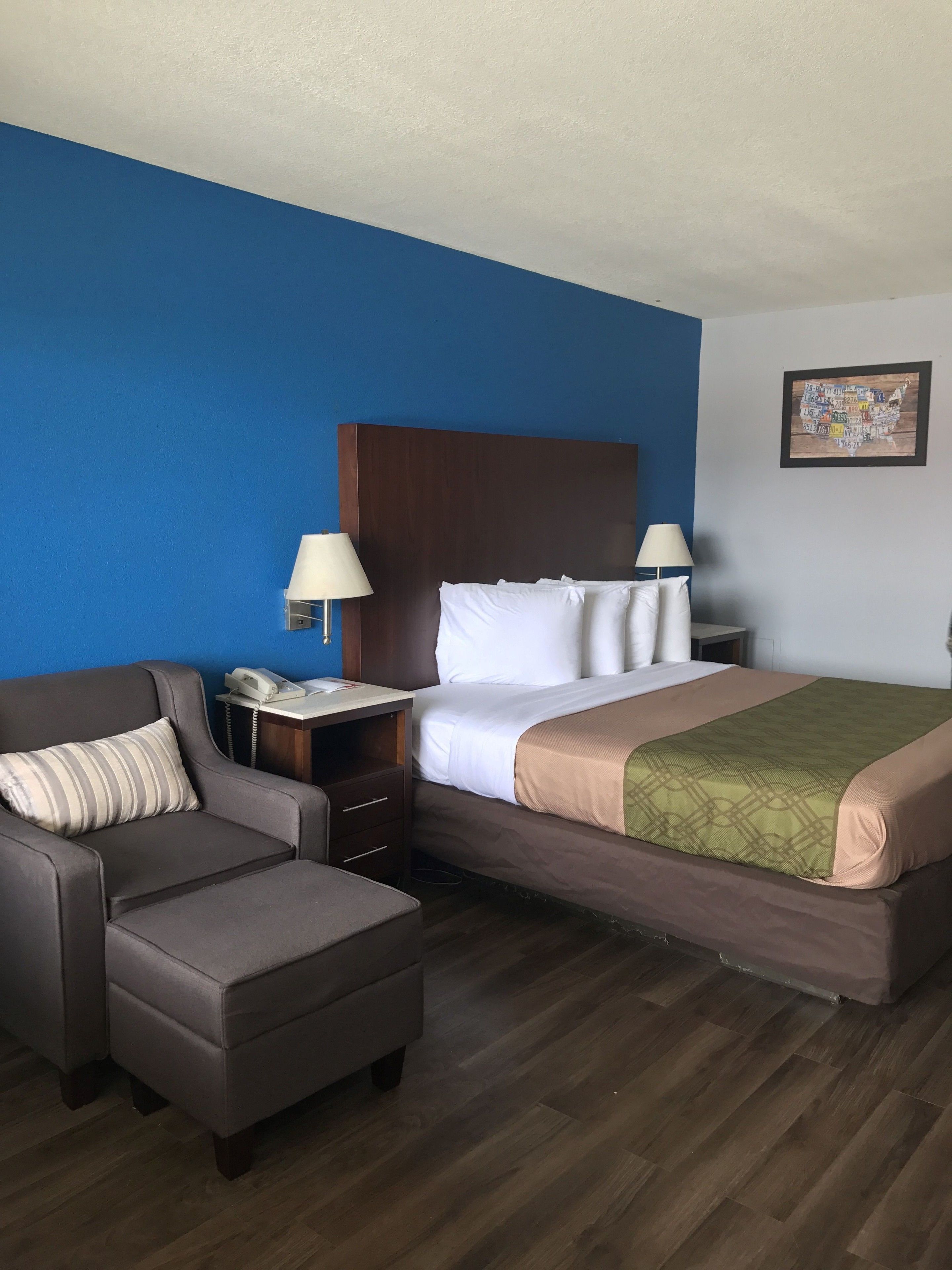 Econo Lodge Inn & Suites I-64 & US 13