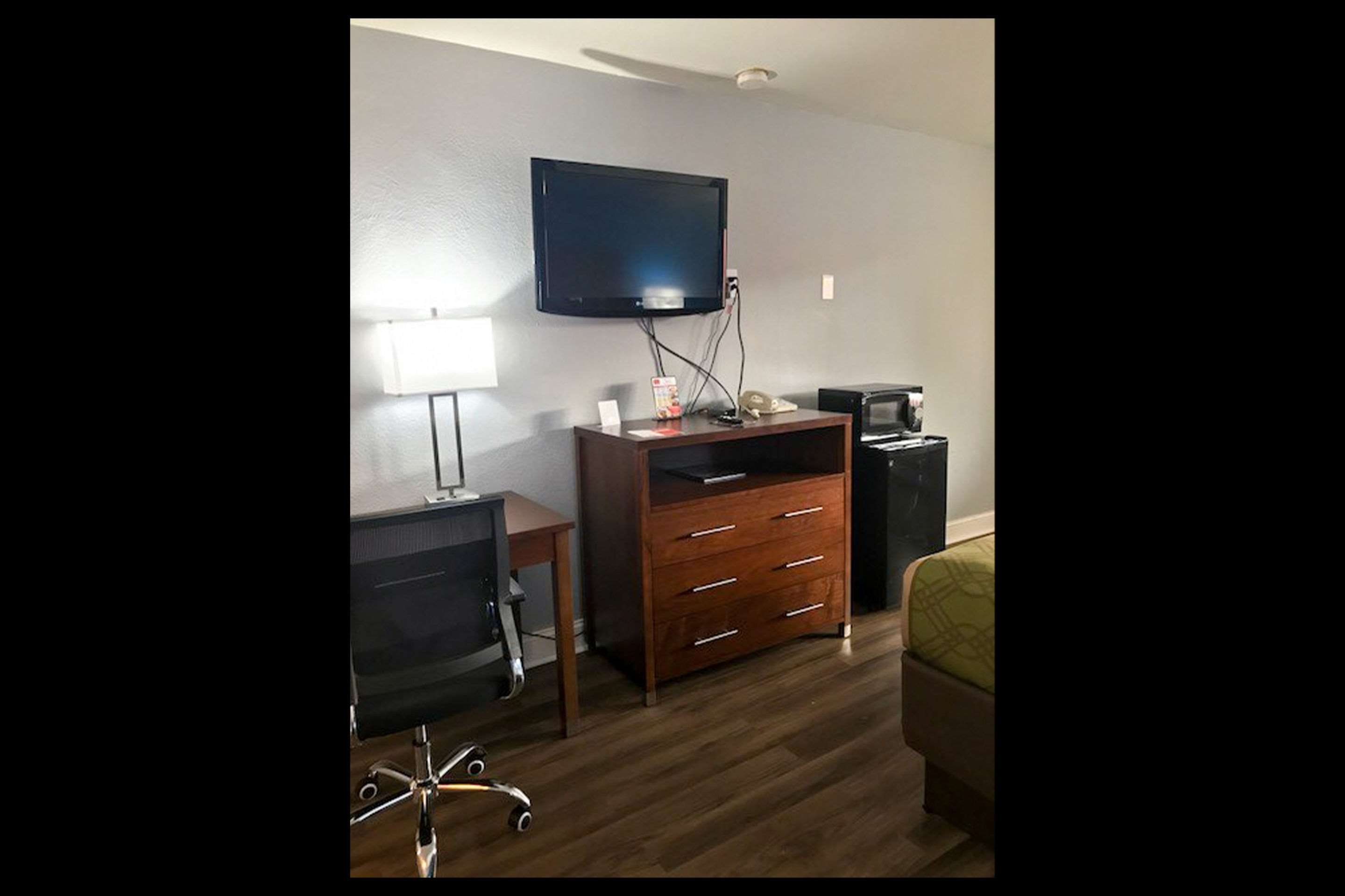 Econo Lodge Inn & Suites I-64 & US 13
