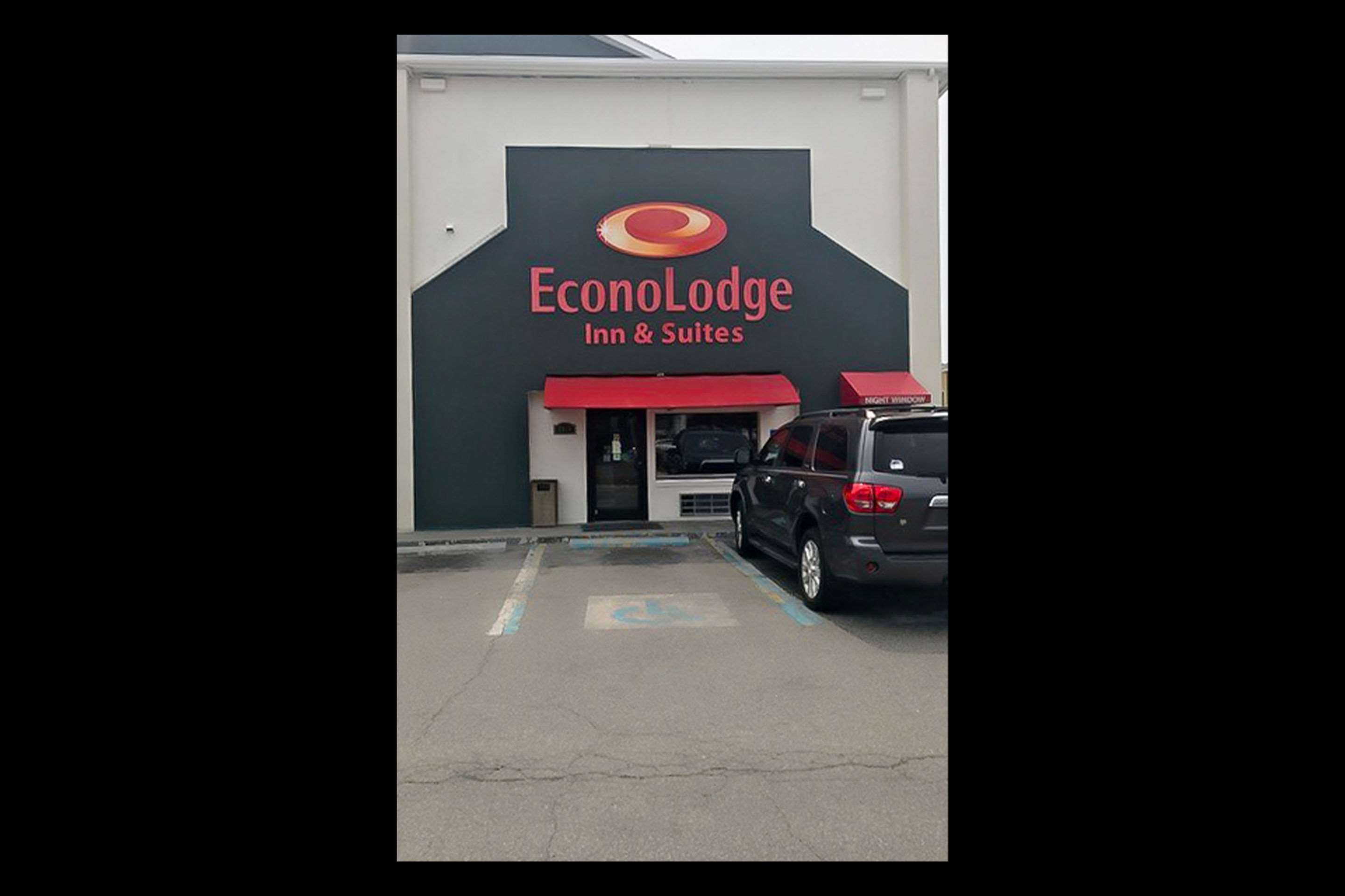 Econo Lodge Inn & Suites I-64 & US 13