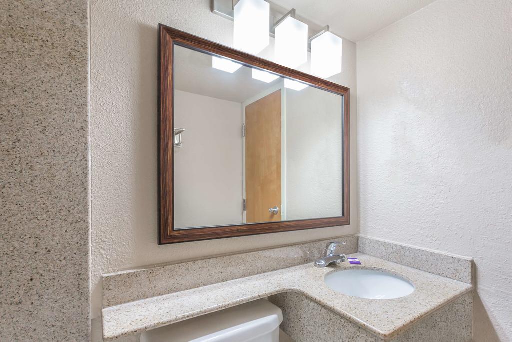 Breeze Inn & Suites