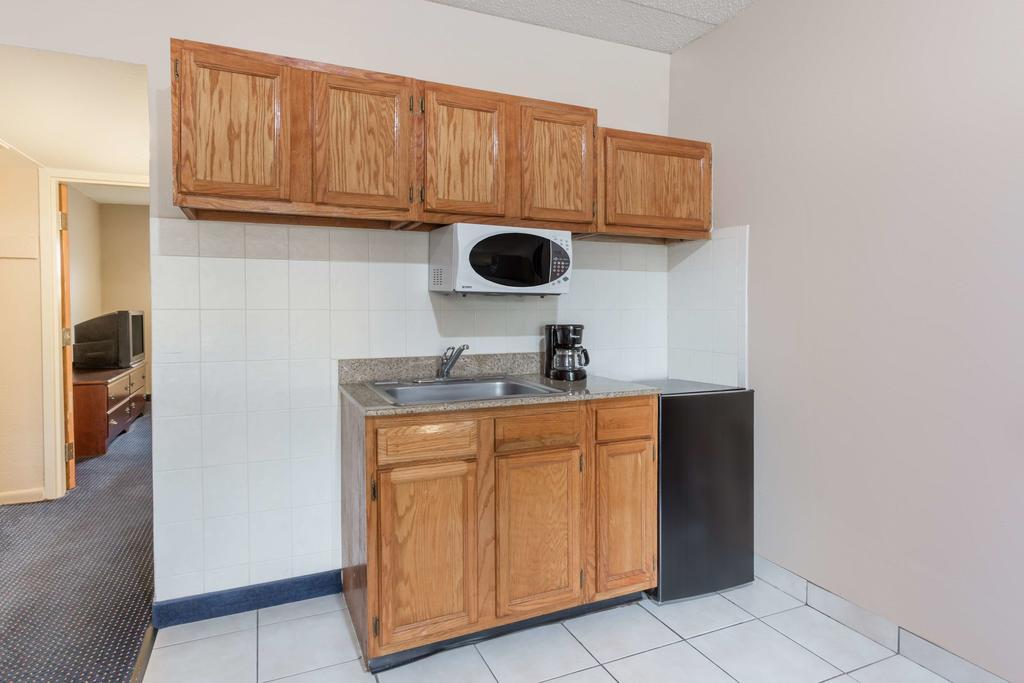Breeze Inn & Suites