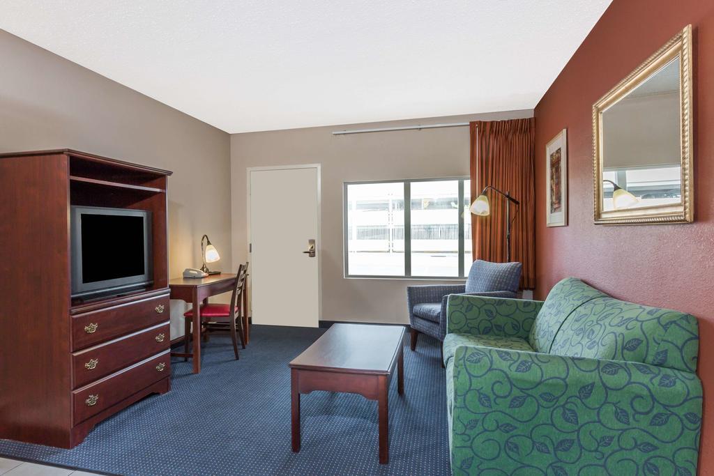 Breeze Inn & Suites