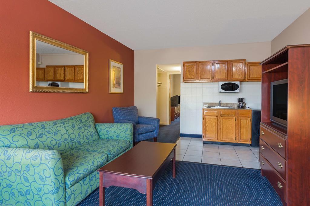 Breeze Inn & Suites