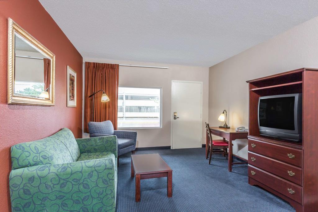 Breeze Inn & Suites