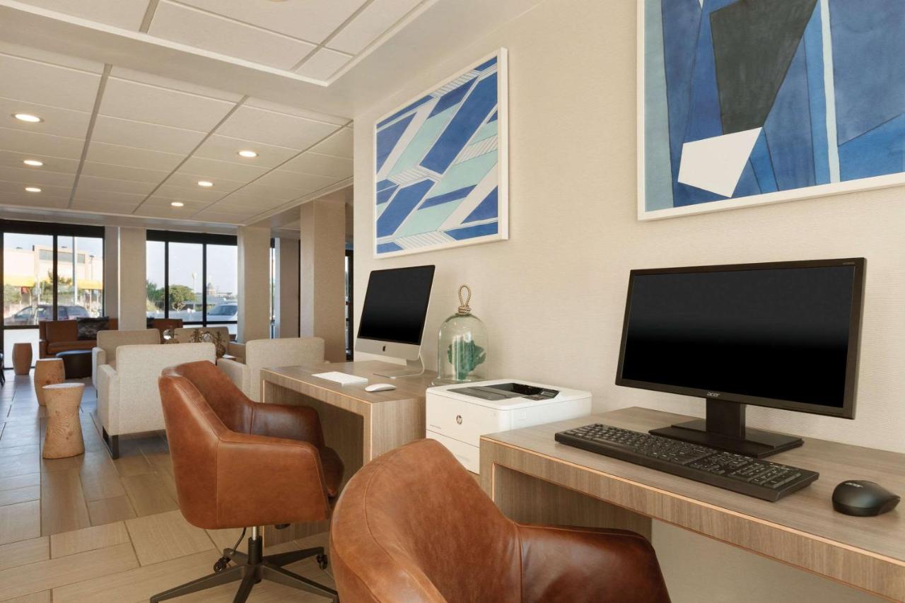Surfbreak Oceanfront Hotel