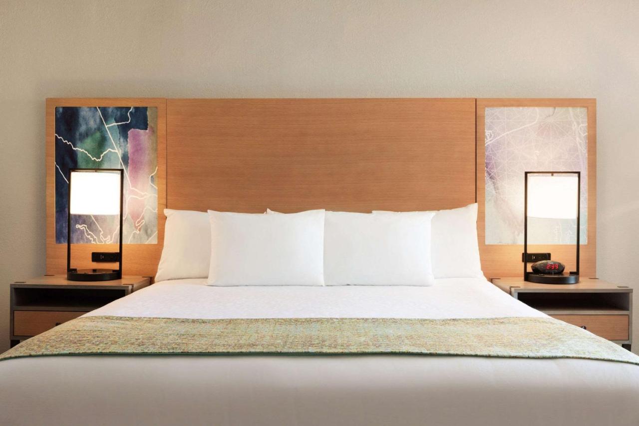 Surfbreak Oceanfront Hotel