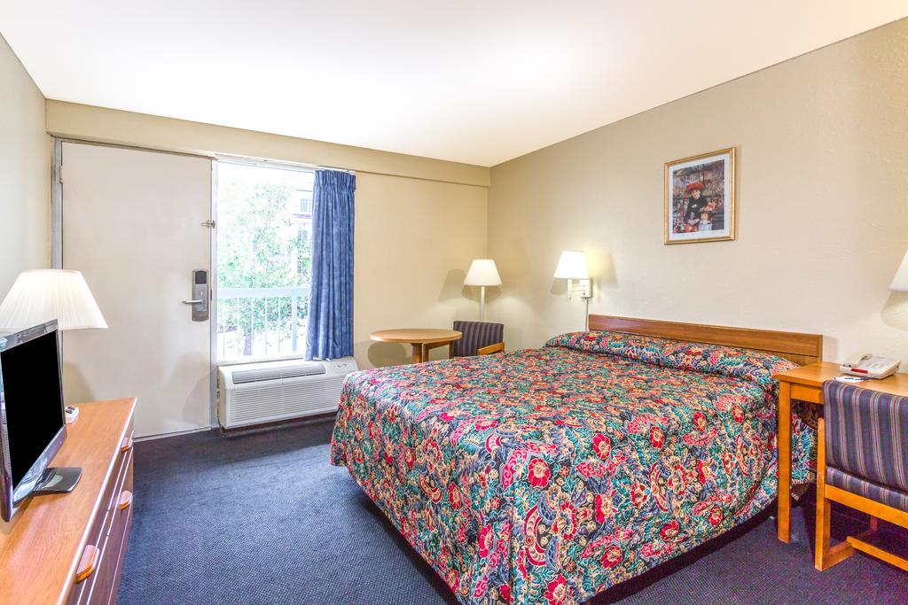 Travelodge by Wyndham Virginia Beach Bay Beach