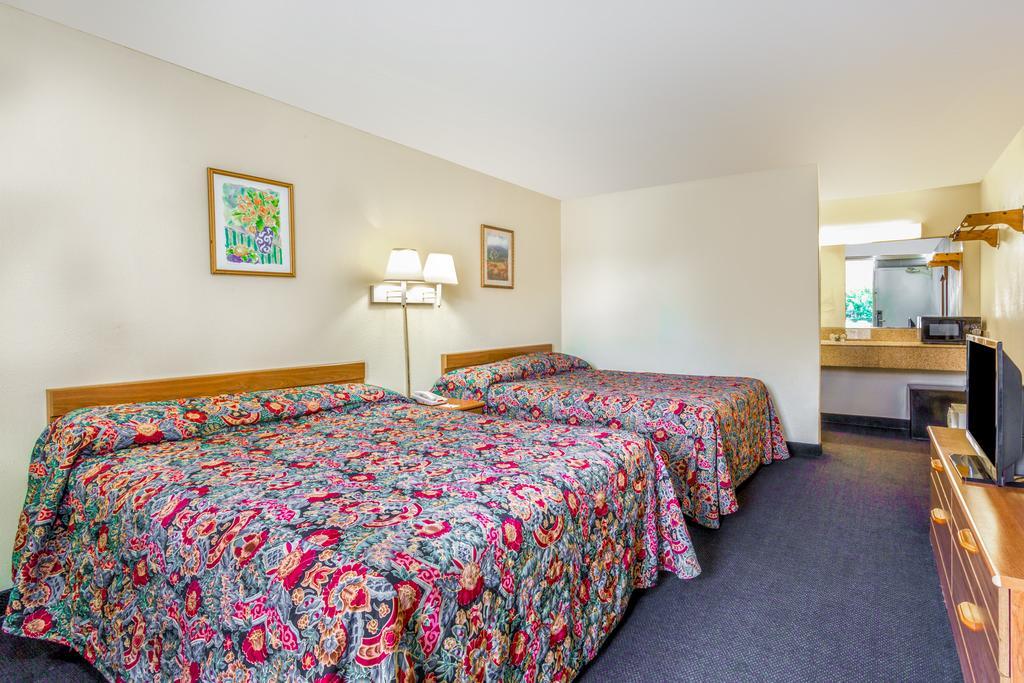 Travelodge by Wyndham Virginia Beach Bay Beach