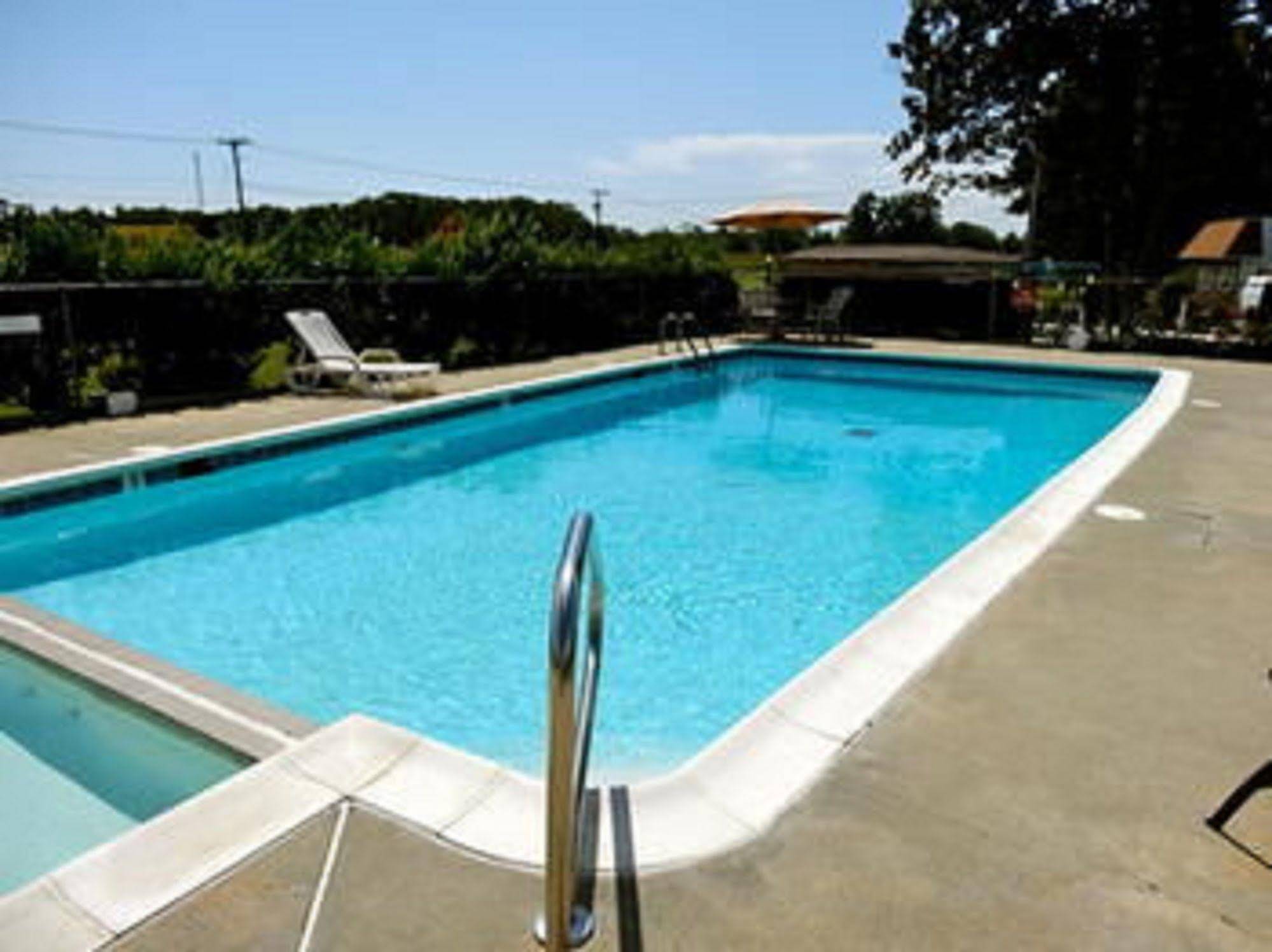Whispering Pines Motel
