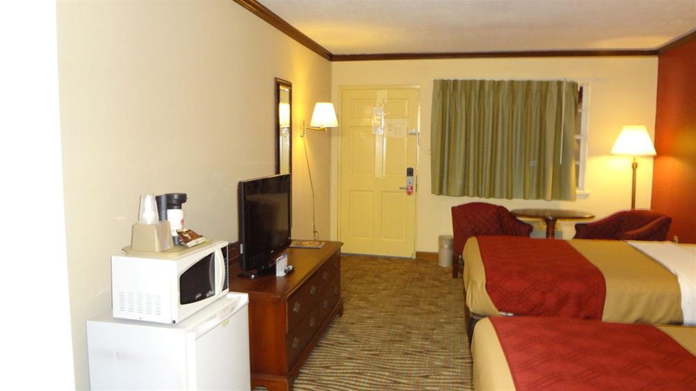 Econo Lodge Colonial