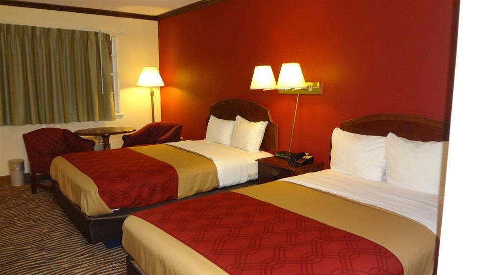 Econo Lodge Colonial