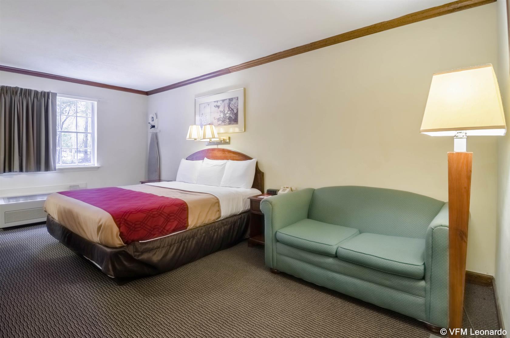 Econo Lodge Colonial