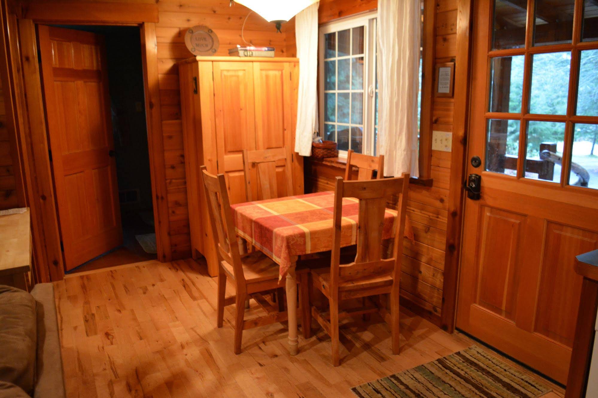 Copper Creek Inn, Cabins and Lodge