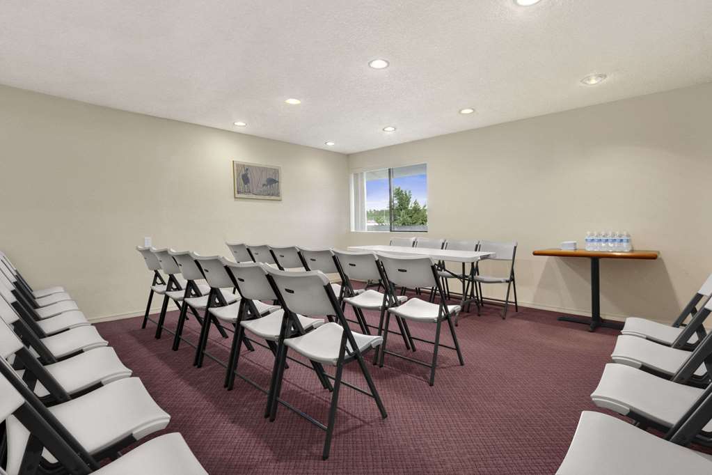Days Inn by Wyndham Auburn