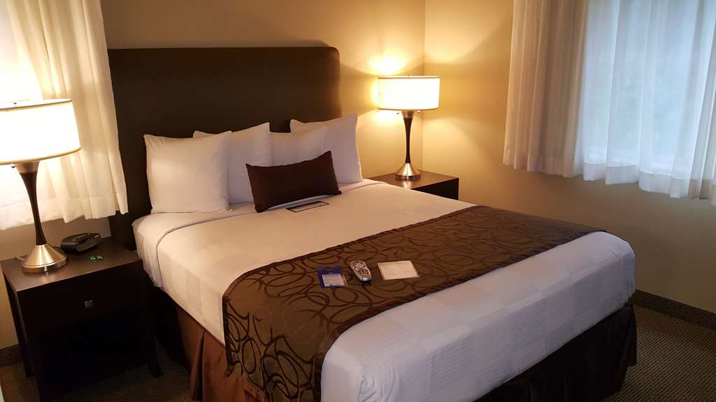 The Marshall Suites