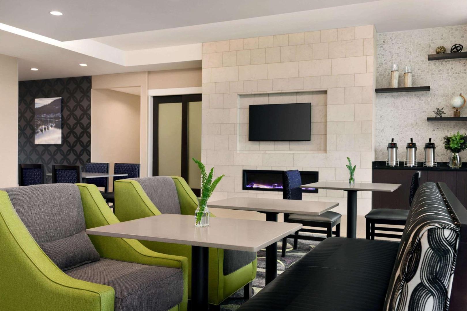 La Quinta Inn & Suites by Wyndham Burlington