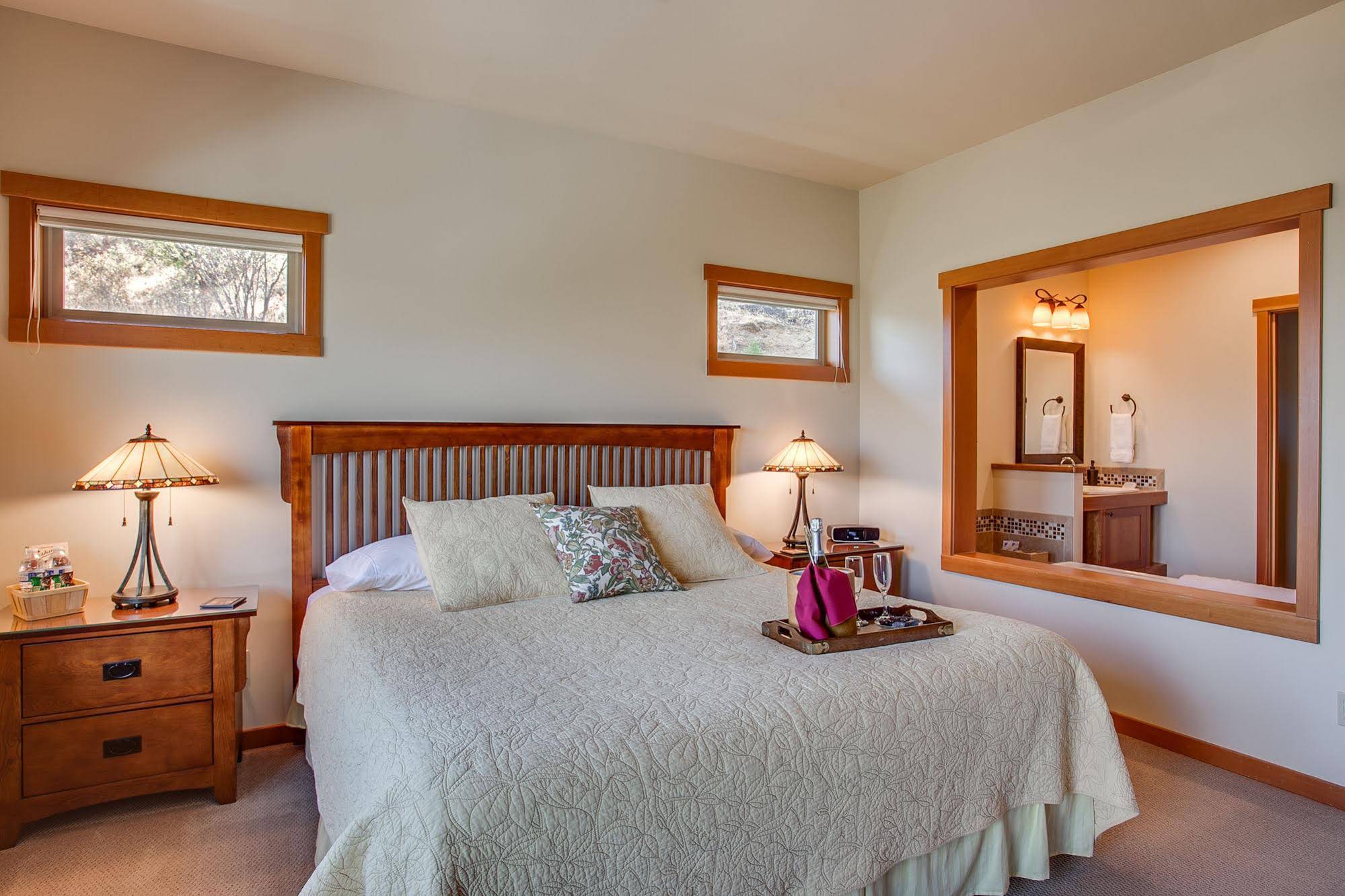 Cascade Valley Inn