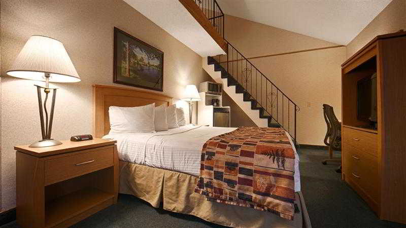 RiverTree Inn & Suites