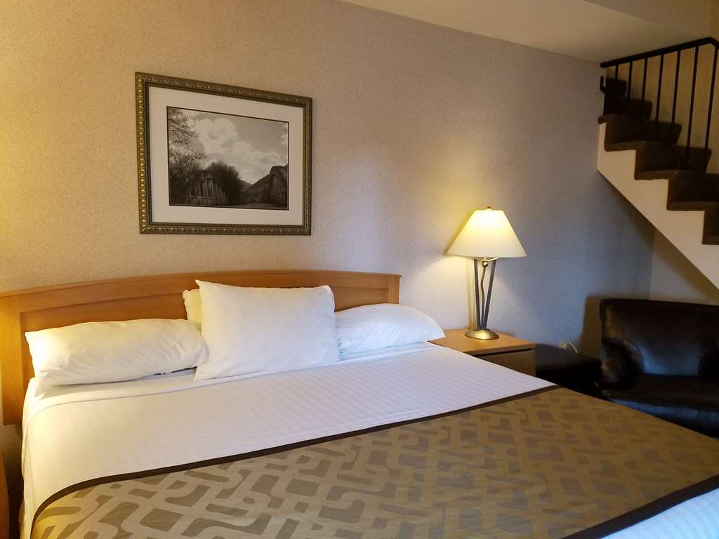 RiverTree Inn & Suites
